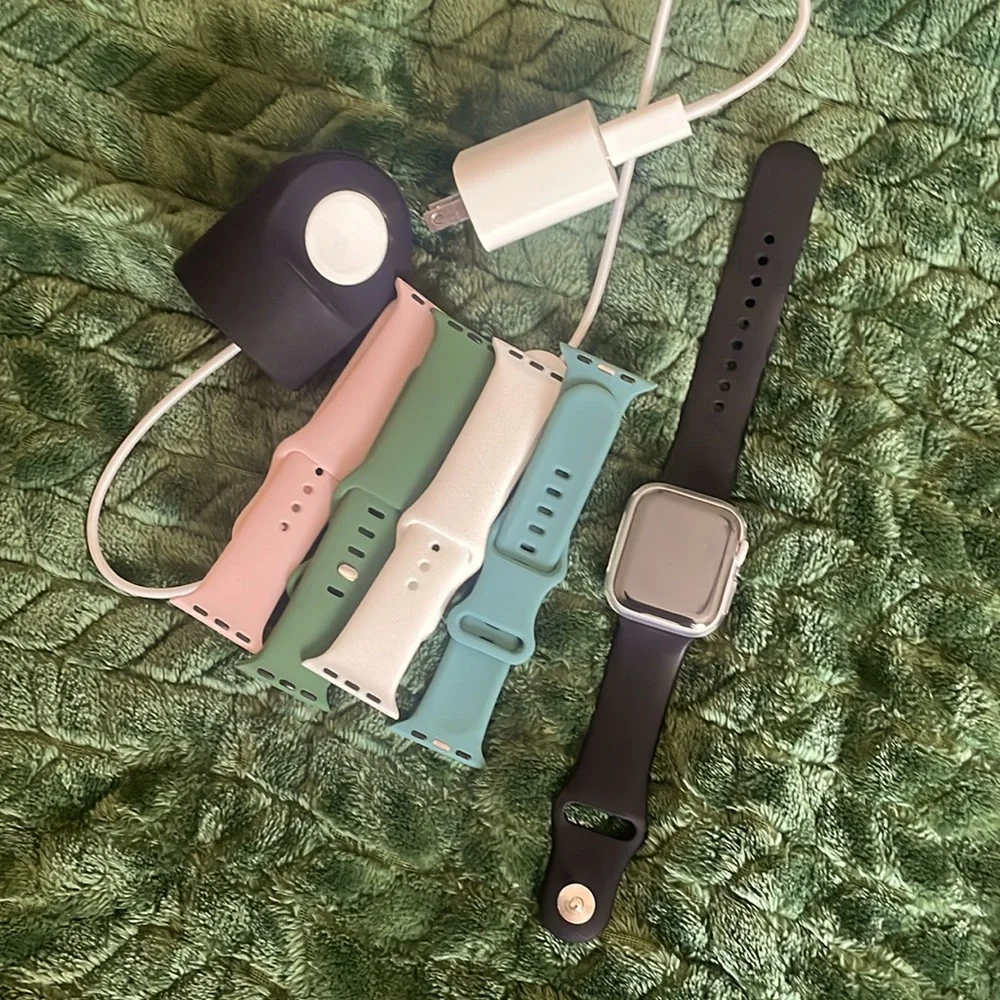 SE APPLE WATCH SET with charger, stand and wristbands! 32GB A2722 40mm